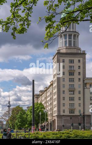 Kuppelturm am Frankfurter Tor und stalinistische Gebäude, Blick entlang der Karl-Marx-Allee in Richtung fernsehturm in Berlin Friedrichshain, Deutschland, Europa Stockfoto