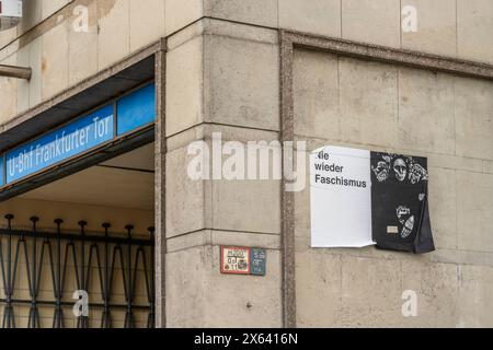 "Nie wieder Faschismus" (nie wieder Faschismus) provozierte die Plakatausstellung in der U-Bahn Frankfurter Tor in Friedrichshain, Berlin, Deutschland, Europa Stockfoto