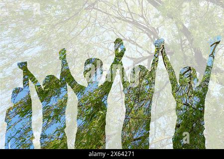 Silhouetten von Kindern und Bäumen im Freien, Doppelbelichtung Stockfoto