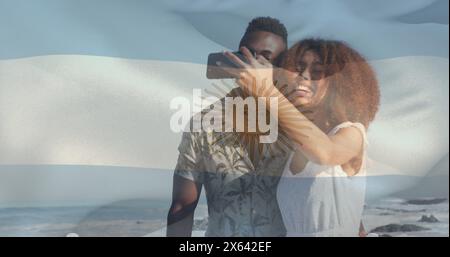 Zusammengesetztes Bild von argentinien-Flagge über afroamerikaner, die ein Selfie am Strand machen Stockfoto