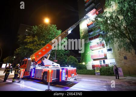 Hamburg, Deutschland. Mai 2024. Rettungsdienste stehen auf einer Drehtellerleiter in einem Hochhaus im Bezirk Altona, nachdem ein Mann mit einer Schusswaffe einen Großeinsatz ausgelöst hatte. Quelle: Bodo Marks/dpa/Alamy Live News Stockfoto