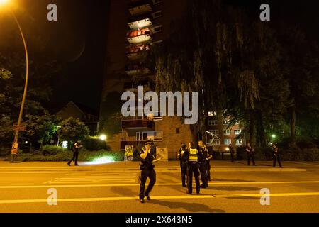 Hamburg, Deutschland. Mai 2024. Rettungsdienste stehen vor einem Hochhaus im Bezirk Altona, nachdem ein Mann mit einer Schusswaffe eine Großoperation ausgelöst hatte. Quelle: Bodo Marks/dpa/Alamy Live News Stockfoto