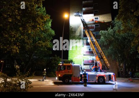 Hamburg, Deutschland. Mai 2024. Rettungsdienste stehen auf einer Drehtellerleiter in einem Hochhaus im Bezirk Altona, nachdem ein Mann mit einer Schusswaffe einen Großeinsatz ausgelöst hatte. Quelle: Bodo Marks/dpa/Alamy Live News Stockfoto