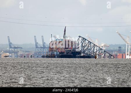 Balitmore, Usa. Mai 2024. Das Wrack des Dali-Containerschiffs und der Francis Scott Key Bridge wird am 12. Mai 2024 außerhalb von Baltimore, Maryland, gesehen. Alle sechs Opfer wurden nun im Wasser gefunden, und die Besatzungen werden bald versuchen, die verbleibenden Teile der Brücke vom Bug des Schiffes zu entfernen. (Foto: Aaron Schwartz/SIPA USA) Credit: SIPA USA/Alamy Live News Stockfoto