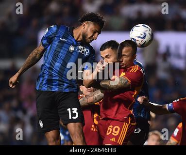 Bergamo, Italien. Mai 2024. Ederson (L) von Atalanta streitet mit dem Roma-Spieler Angelino (R) während eines Fußballspiels der Serie A zwischen Atalanta und Roma in Bergamo, Italien, am 12. Mai 2024. Quelle: Alberto Lingria/Xinhua/Alamy Live News Stockfoto