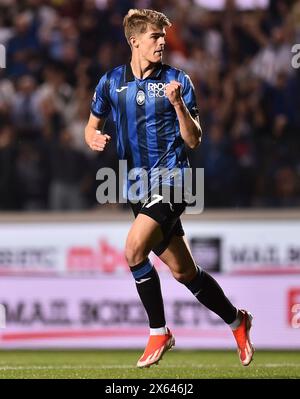 Bergamo, Italien. Mai 2024. Charles de Ketelaere feiert sein Tor während eines Fußballspiels der Serie A zwischen Atalanta und Roma in Bergamo, Italien, am 12. Mai 2024. Quelle: Alberto Lingria/Xinhua/Alamy Live News Stockfoto