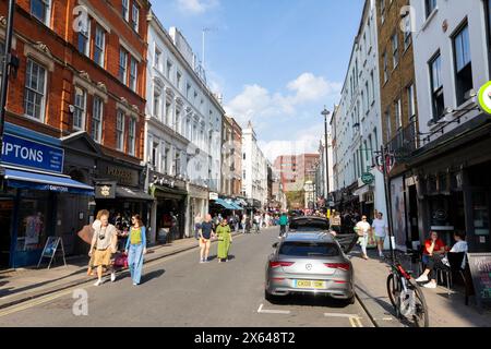 Old Compton Street in Soho London, Straßenszene London, Old Compton Street hat viele Gay Bars und Clubs Geschäfte, Central London, England, UK, 2023 Stockfoto