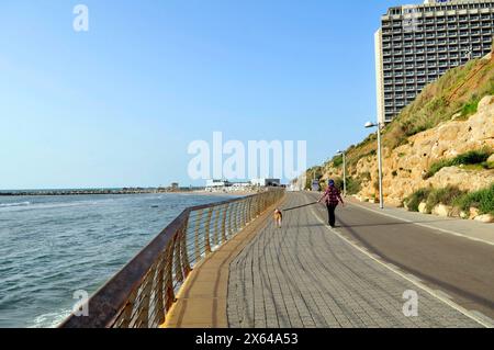 Die wunderschöne Strandpromenade unter dem Hilton Hotel in Tel Aviv, Israel. Stockfoto