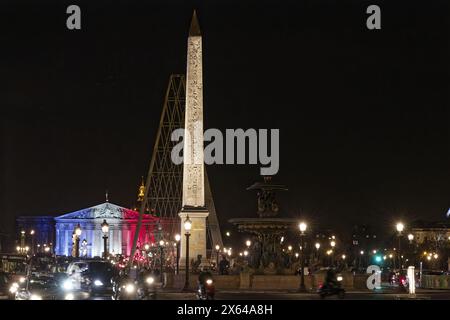 Paris, Frankreich. 26. Nov. 2015. Blick auf den Obelisken des Place de la Concorde und die Nationalversammlung, das Hôtel des Invalides bei Nacht in Paris, Frankreich Stockfoto