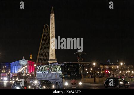 Paris, Frankreich. 26. Nov. 2015. Blick auf den Obelisken des Place de la Concorde, die Nationalversammlung und das Hôtel des Invalides bei Nacht in Paris, Frankreich Stockfoto