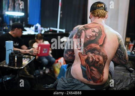 New York, USA. Mai 2024. Kyle Wappaus sitzt mit einem neuen Tätowiertuch, das von Tony Vilella auf der Empire State Tattoo Expo im Hilton Hotel, New York, NY, am 12. Mai 2024 fertiggestellt wurde. Die Show bringt mehr als 500 Künstler weltweit zusammen, die Live-Tätowierungen sowie Seminare, Workshops und Materialien zum Verkauf anbieten. (Foto: Anthony Behar/SIPA USA) Credit: SIPA USA/Alamy Live News Stockfoto