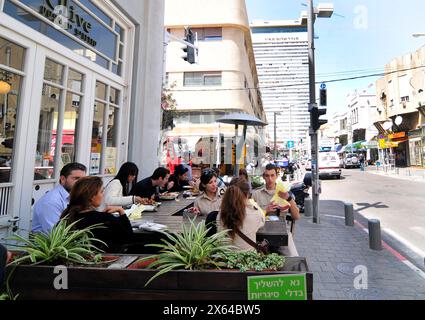 Olive Restaurant an der Ecke Herzel Street und Lilenblum Street in Tel Aviv, Israel. Stockfoto