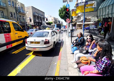 Die pulsierende Allenby Street in Tel Aviv, Israel. Stockfoto