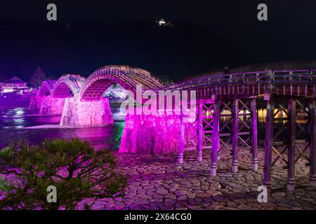 Kintai Brücke Sakura Festival. Kirschblüten am Ufer des Nishiki Flusses. Iwakuni, Präfektur Yamaguchi, Japan. Stockfoto