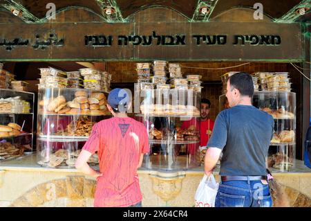 Abouelafia Bakery in der Yefet Street in Jaffa, Israel. Stockfoto