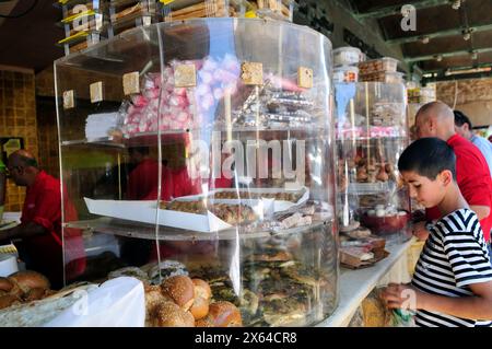 Abouelafia Bakery in der Yefet Street in Jaffa, Israel. Stockfoto