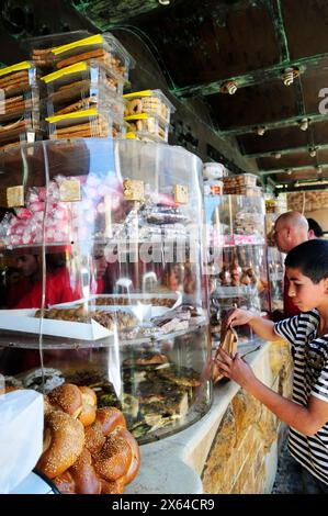 Abouelafia Bakery in der Yefet Street in Jaffa, Israel. Stockfoto