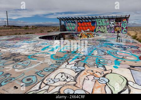 Mit Graffiti gefüllter Pool auf dem Two Guns Campingplatz in Arizona. Two Guns befindet sich in Arizona, östlich von Flagstaff, an der ehemaligen Route 66. Zwei Pistolen Stockfoto