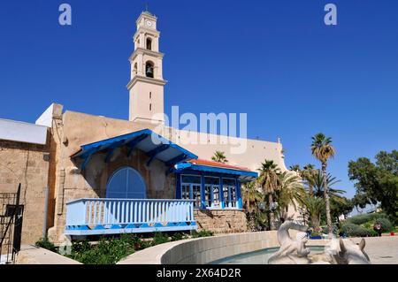 Das Zodiac markiert den Brunnen mit der Peterskirche im Hintergrund. Old Jaffa, Tel Aviv, Israel. Stockfoto