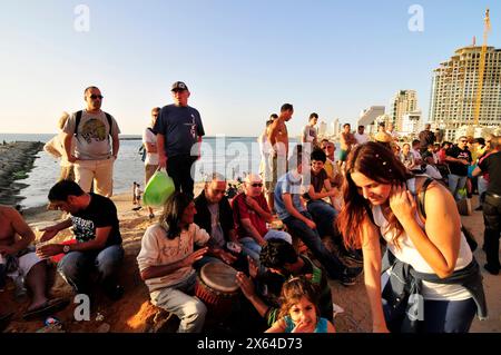 April 2011 - Dolphinarium Beach, Tel Aviv, Israel. Freitagnachmittag Trommeln bei Sonnenuntergang am Mittelmeer. Stockfoto