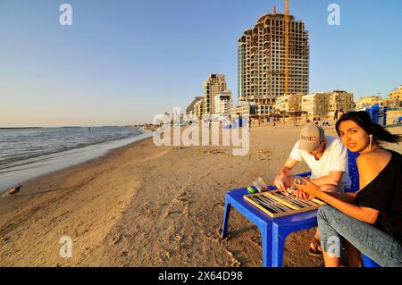 Ein Paar spielt Backgammon am Strand in Tel Aviv, Israel. Stockfoto