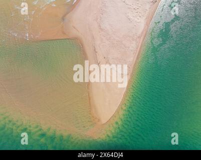 Aus der Vogelperspektive einer Sandbank, die in ruhiges türkisfarbenes Wasser ragt, in Merimbula in New South Wales, Australien Stockfoto