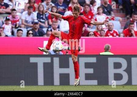 München, Deutschland. . Mai 2024. Fußball 1. Bundesliga 33. Spieltag FC Bayern München - VfL Wolfsburg am 12.05.2024 in der Allianz Arena in München Joshua Kimmich ( München ) DFL-Vorschriften verbieten jede Verwendung von Fotografien als Bildsequenzen und/oder Quasi-Video. Foto: Revierfoto Credit: ddp Media GmbH/Alamy Live News Credit: ddp Media GmbH/Alamy Live News Stockfoto