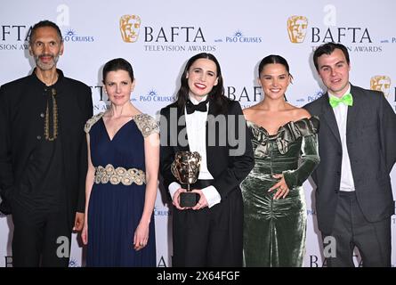 London, Großbritannien. Mai 2024. Paul Bazely, Louise Brealey, Kat Sadler, Lizzie Davidson und Freddie Meredith mit der Scripted Comedy BAFTA bei den BAFTA Television Awards 2024, Royal Festival Hall. Quelle: Doug Peters/EMPICS/Alamy Live News Stockfoto