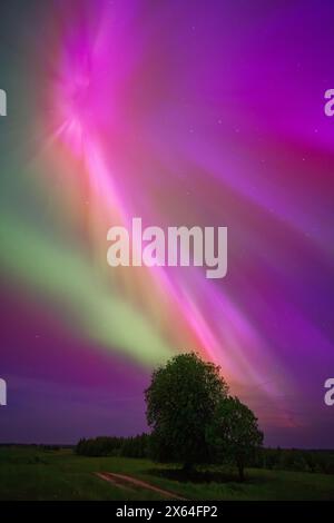 Aurora borealis ist eine natürliche Lichtshow am Himmel, die einem Regenbogen ähnelt Stockfoto