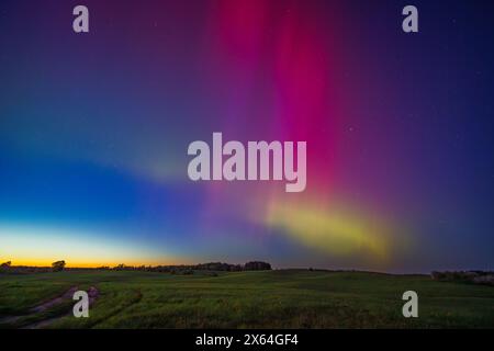 Aurora borealis ist eine natürliche Lichtshow am Himmel, die einem Regenbogen ähnelt Stockfoto