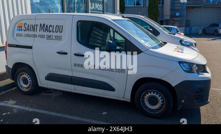 Bordeaux , Frankreich - 05 12 2024 : Markentext und Logo-Shop der Handelskette Saint-Maclou auf Lieferwagen in frankreich Stockfoto