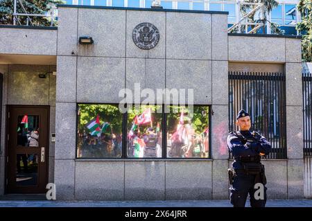 Warschau, Polen. Mai 2024. Eine Reflexion des marsches im Fenster der amerikanischen Botschaft. Während eine Welle pro-palästinensischer Proteste die Welt durchzieht, gingen am 12. Mai in Warschau, Polen, Hunderte von Menschen auf die Straße, um an die Opfer der Nakba im Jahr 1948 sowie an die 34.000 Menschen zu erinnern, die seit Oktober in Palästina ermordet wurden. Bei Sonnenschein marschiert der varsovische Protest vom historischen Plac Zamkowy zur amerikanischen Botschaft und hält am Präsidentenpalast. Quelle: SOPA Images Limited/Alamy Live News Stockfoto