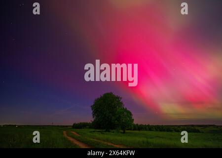 Aurora borealis ist eine natürliche Lichtshow am Himmel, die einem Regenbogen ähnelt Stockfoto