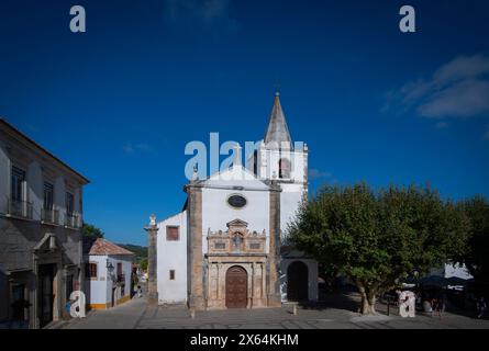 Kirche Santa Maria (Santa Maria), Óbidos, Portugal. Die römisch-katholische Kirche vom Santa Maria Platz in der Rua Direita Straße im Zentrum des kleinen mittelalterlichen Dorfes 100 km nördlich der portugiesischen Hauptstadt Lissabon an der Atlantikküste. Die Pfarrkirche von Óbidos aus dem 12. Jahrhundert wurde im Laufe der Jahrhunderte erbaut und umgebaut, die Stile vieler historischer Epochen widerspiegelt. Stockfoto