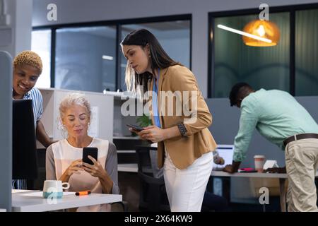 Verschiedene Teams arbeiten im Büro zusammen, tauschen Ideen aus Stockfoto