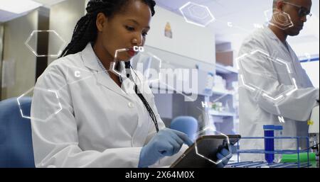Bild der medizinischen Datenverarbeitung an afroamerikanischen Wissenschaftlerinnen mit Tablette im Labor Stockfoto