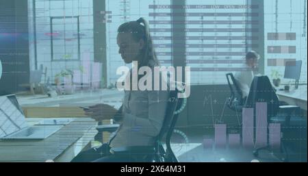 Bild einer mehrfarbigen Infografik-Schnittstelle über kaukasischer Frau, die über Mobiltelefon telefoniert Stockfoto