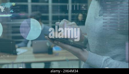 Bild der Infografik-Schnittstelle über dem Mittelteil einer kaukasischen Frau mit digitalem Tablet im Büro Stockfoto