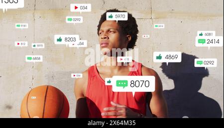 Abbildung: Mehrere Benachrichtigungsbalken über birassischem Basketballspieler-Jonglierball Stockfoto