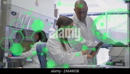 Bild der medizinischen Datenverarbeitung an diversen männlichen und weiblichen Wissenschaftlern, die im Labor diskutieren Stockfoto