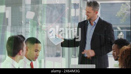 Abbildung mehrerer Diagramme, wechselnde Zahlen, verschiedene Manager, die Berichte an Kollegen verteilen Stockfoto