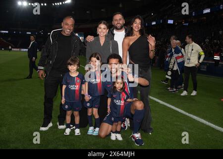 Paris, Frankreich. Mai 2024. Marquinhos und seine Familie während der Trophäenzeremonie der Ligue 1 2023-2024 nach dem französischen L1-Fußballspiel zwischen Paris Saint-Germain und Toulouse FC im Parc des Princes Stadion in Paris am 12. Mai 2024. Foto: Lionel Urman/ABACAPRESS. COM Credit: Abaca Press/Alamy Live News Stockfoto