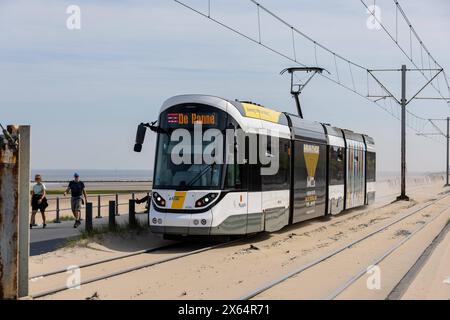 Die Küstenstraßenebahn Kusttram - de Lijn galt lange als die längste Straßenbahn Linie der Welt. Zwischen Knokke und de Panne befährt sie die gesamte Küste Belgiens. Hier in Raversijde zwischen Middelkerke und Oostende fährt die Bahn zwischen den Bunkern und Geschützen des ehemaligen Atlantikwalls und dem Strand. 12.05.2024 Oostende Raversijde Westflandern Belgien *** die Küstenbahn Kusttram de Lijn galt lange als die längste Straßenbahnlinie der Welt zwischen Knokke und de Panne, sie verläuft entlang der gesamten belgischen Küste hier in Raversijde zwischen Middelkerke und Oostende, der Straße etc Stockfoto