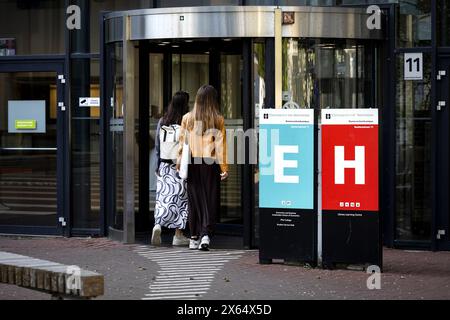 AMSTERDAM: Studenten kommen an der Universität Amsterdam (UVA) an, die wieder geöffnet ist. Wegen propalästinensischer Studentenproteste an verschiedenen Orten wurden die Universitätsgebäude für vier Tage geschlossen. ANP RAMON VAN FLYMEN niederlande aus - belgien aus Stockfoto