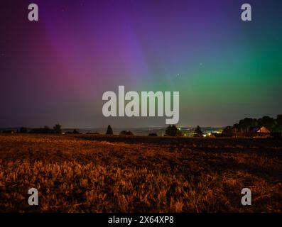 nordlichter über dem Feld in der Nacht in deutschland Stockfoto