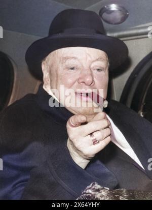 Churchill, Winston, 30.11.1874 - 24.1,1965, britischer Politiker (Kontra.), Porträt, im Auto, ZUSÄTZLICHE-RECHTE-CLEARANCE-INFO-NICHT-VERFÜGBAR Stockfoto