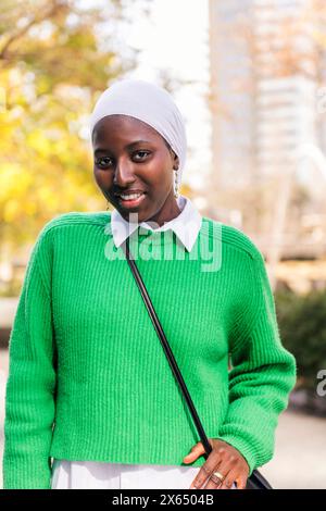 muslimische schwarze Frau lächelt glücklich in die Kamera Stockfoto