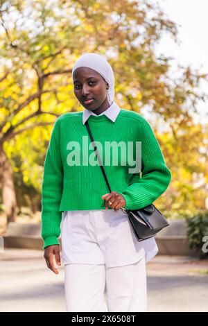 Modische muslimische schwarze Frau, die in die Kamera schaut Stockfoto