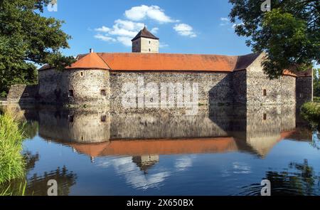 Die Wasserburg Svihov im Lokal vodní hrad Švihov ist ein Überrest einer mittelalterlichen Wasserfestung in Tschechien Stockfoto