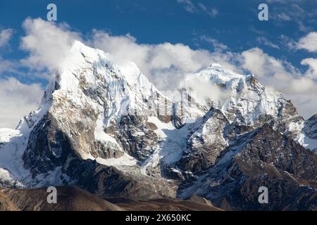 Bergsteigen auf Arakam TSE, Cholatse und Tabuche Peak inmitten der Wolken Wandern Sie zum Everest Basislager, Blick vom Gokyo Peak, Nepal Stockfoto